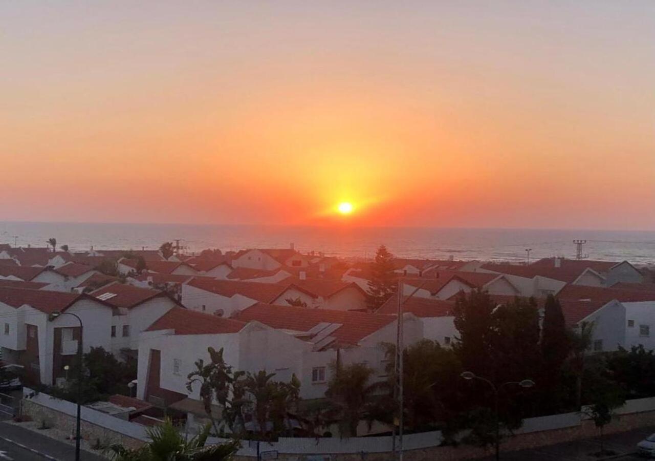 Studio Near The Sea Netanya Bagian luar foto